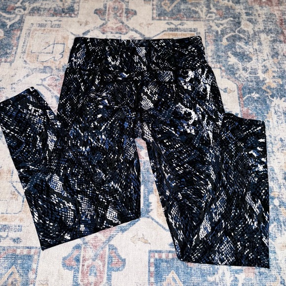 Sweaty Betty Power 7/8 Gym Leggings in
Blue Snake Small - Picture 3 of 6